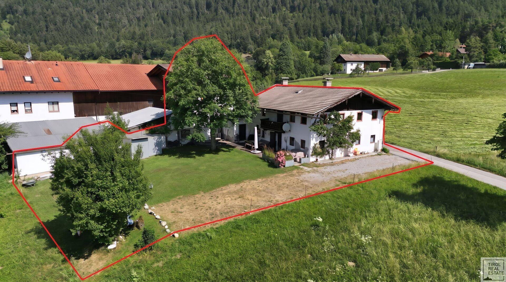 Luftaufnahme des Anwesens mit großem Grundstück und umgebender Natur.