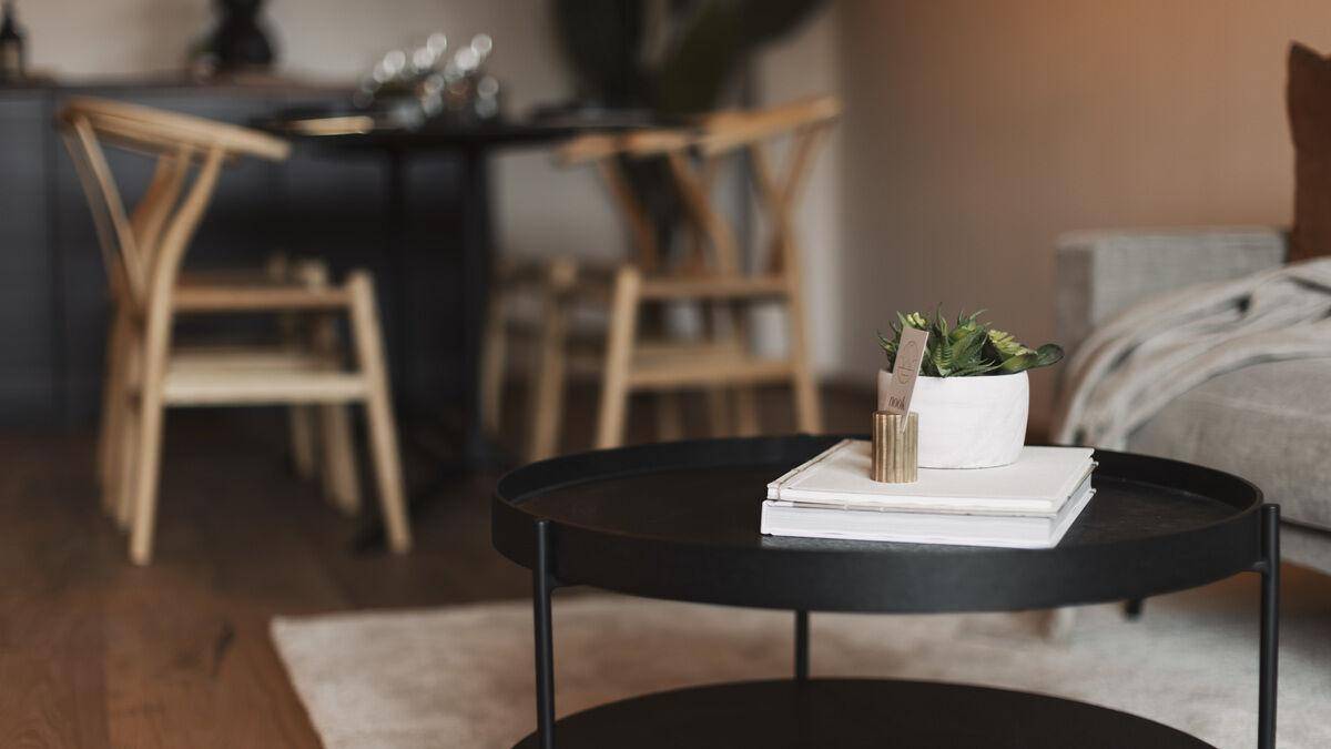 Nahaufnahme eines Couchtisches mit Büchern und Dekoration im Wohnzimmer.