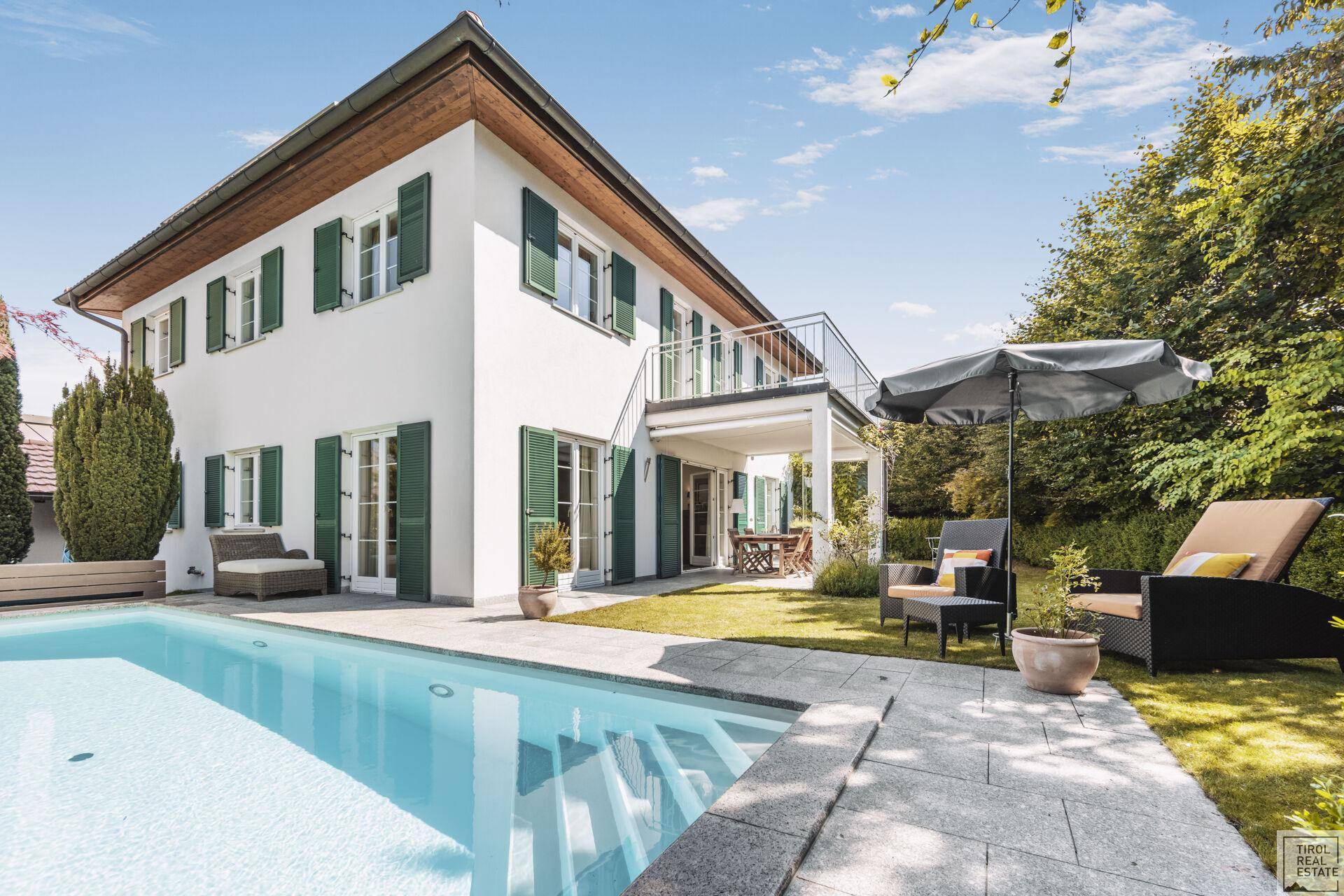 Sistrans_Außenansicht mit Pool