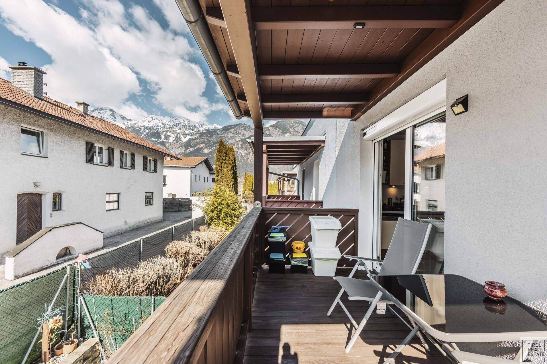 Geräumiger Balkon mit Sitzgelegenheiten und atemberaubendem Blick auf die umliegende Berglandschaft.