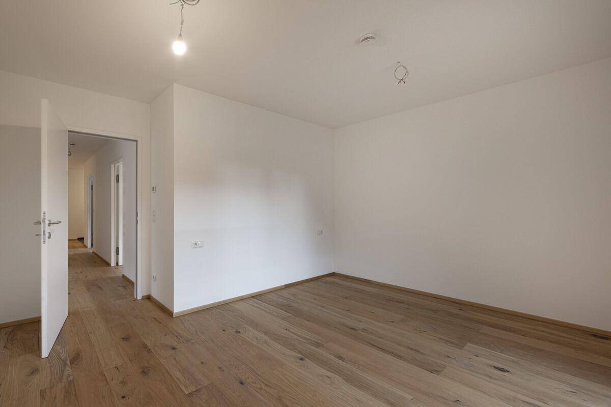 Heller Raum mit Eichenparkett und Zugang zum Flur, vielseitig nutzbar.