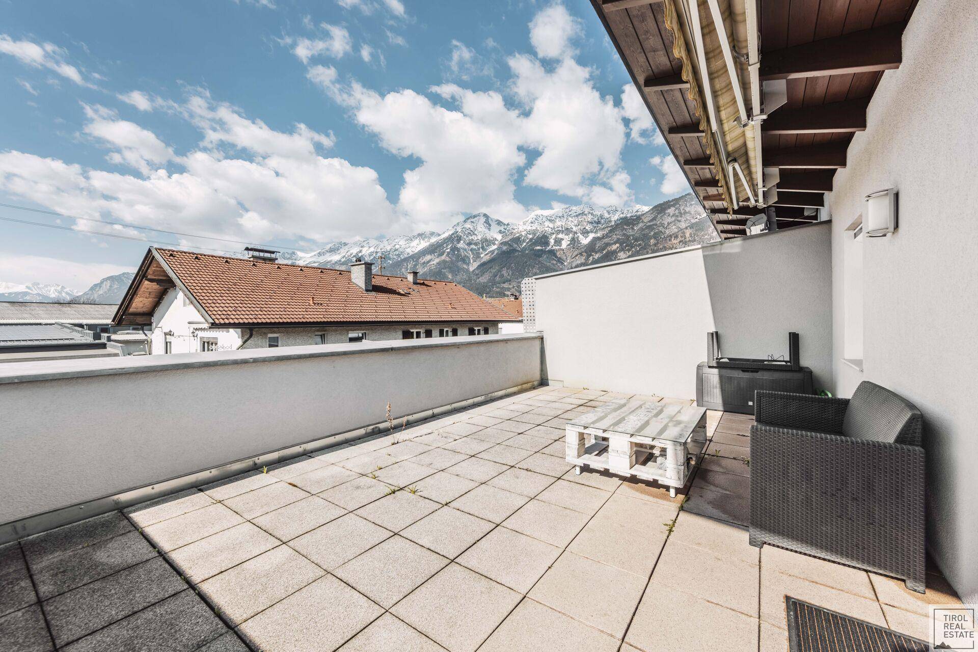 Sonniger Terrassenbereich mit Bergblick und Platz für Outdoor-Möbel.