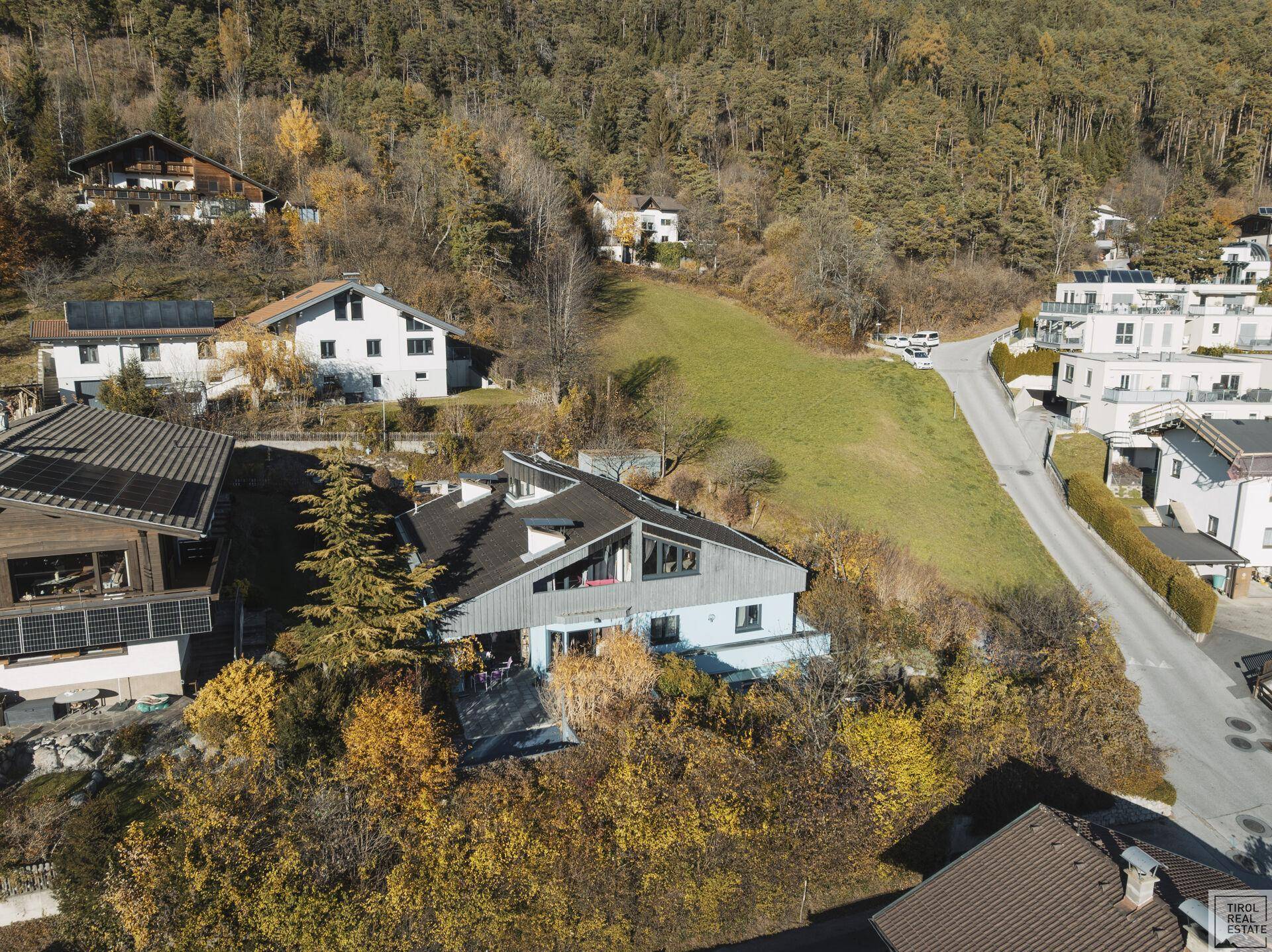 Luftaufnahme des Hauses in einer grünen Umgebung mit Blick auf die Berge.