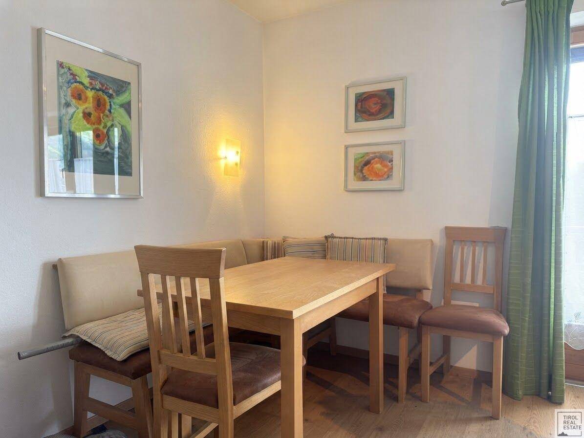 Rustikaler Essbereich mit Eckbank und Holztisch, ideal für gemeinsame Mahlzeiten.
