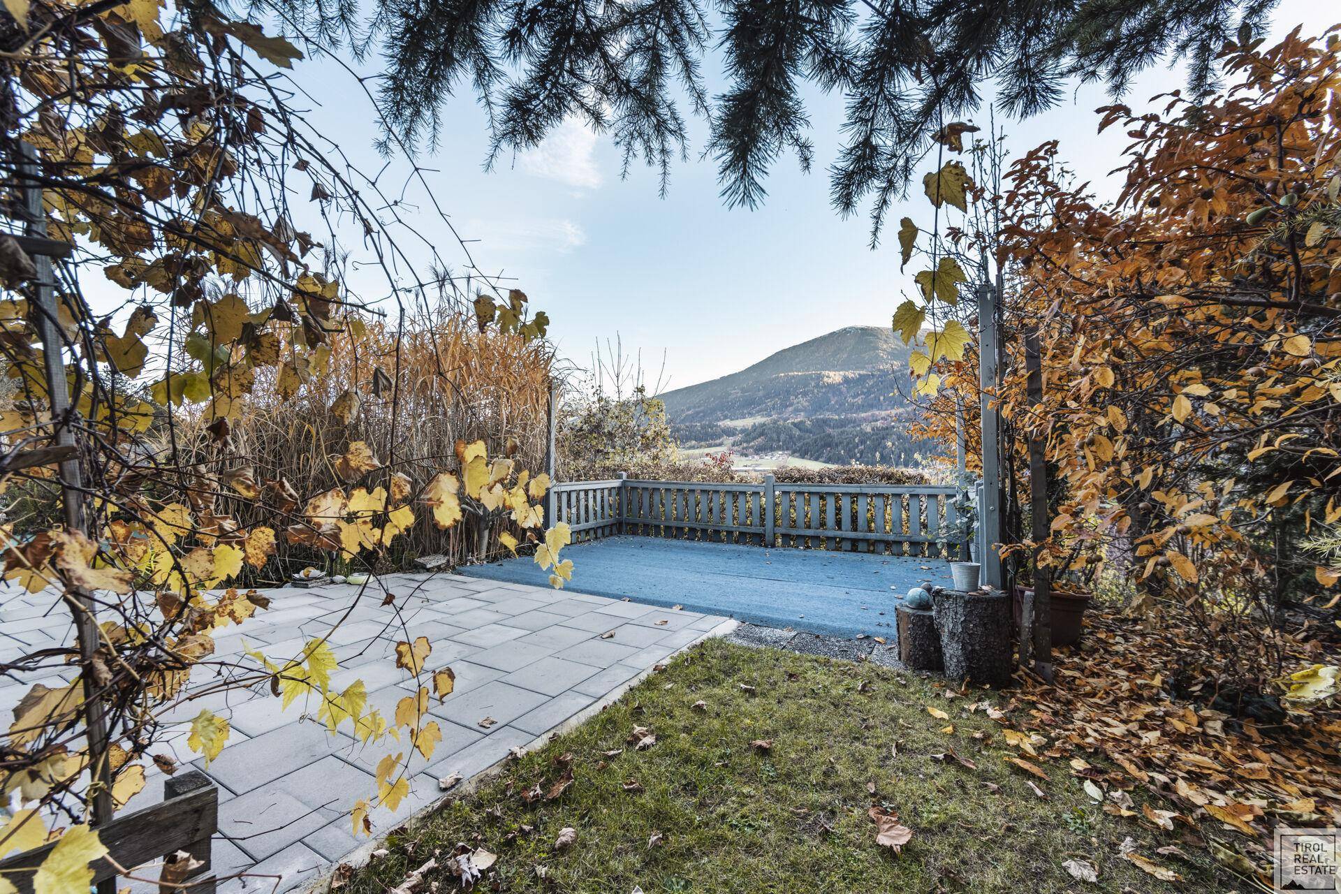 Gepflasterte Terrasse mit weitem Blick auf die Berglandschaft und die Umgebung.