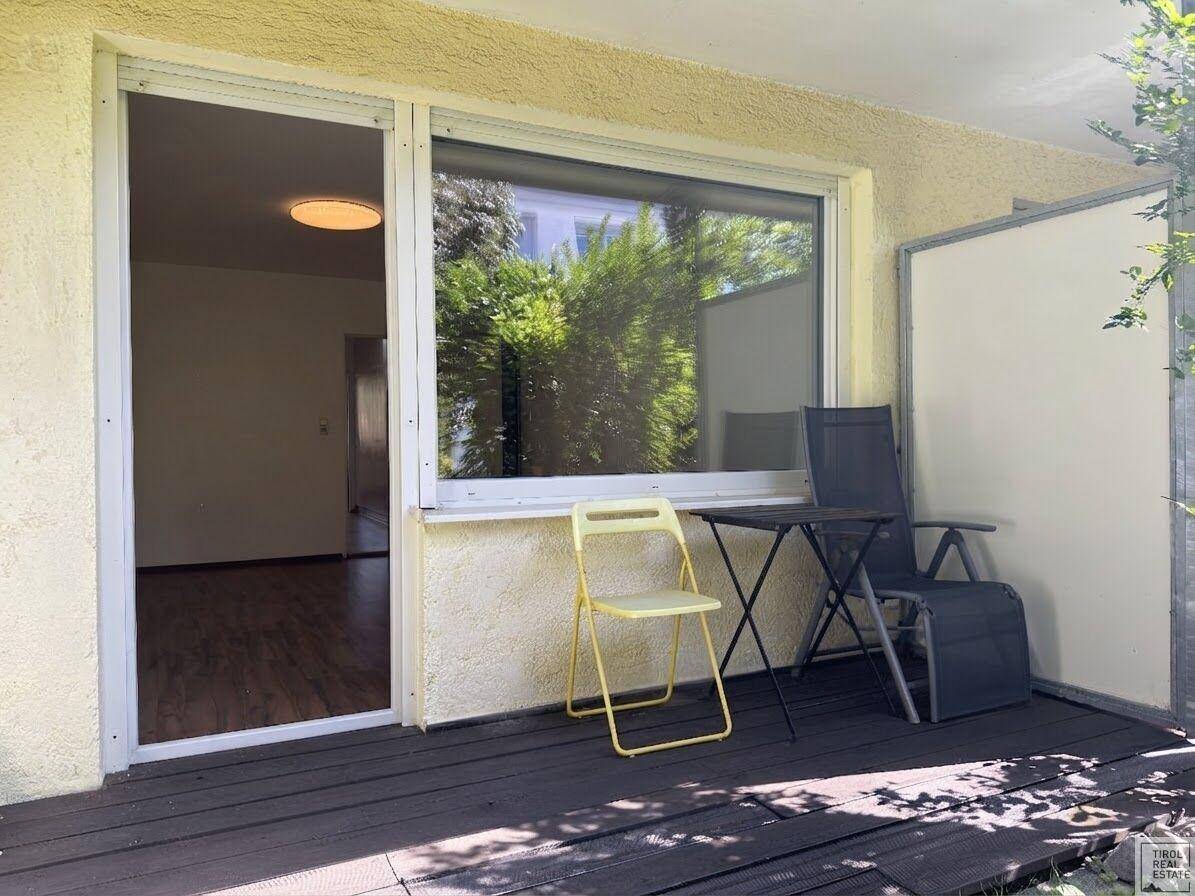 Gemütliche Terrasse mit Holzboden und Sitzgelegenheiten, direkt am Garten gelegen.
