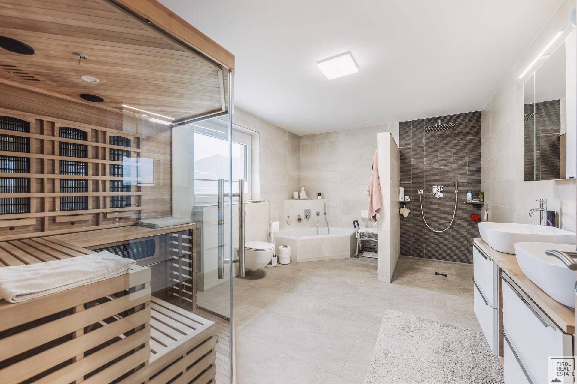 Badezimmer mit Sauna OG
