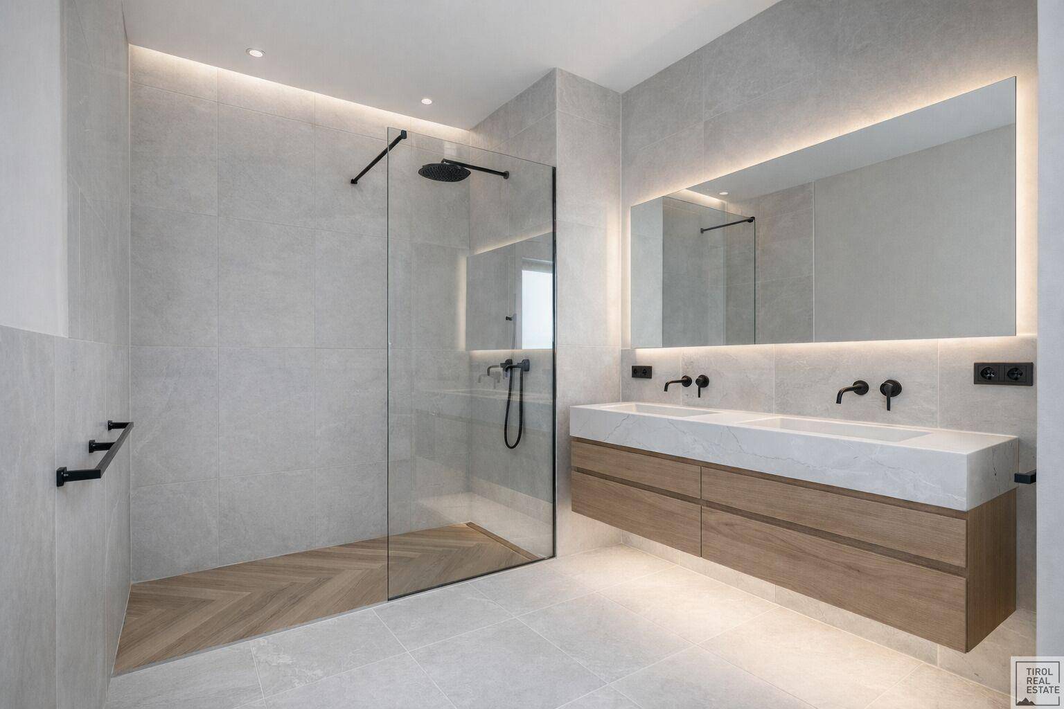 Elegantes Badezimmer mit Doppelwaschbecken, großer begehbarer Dusche und indirekter Beleuchtung.