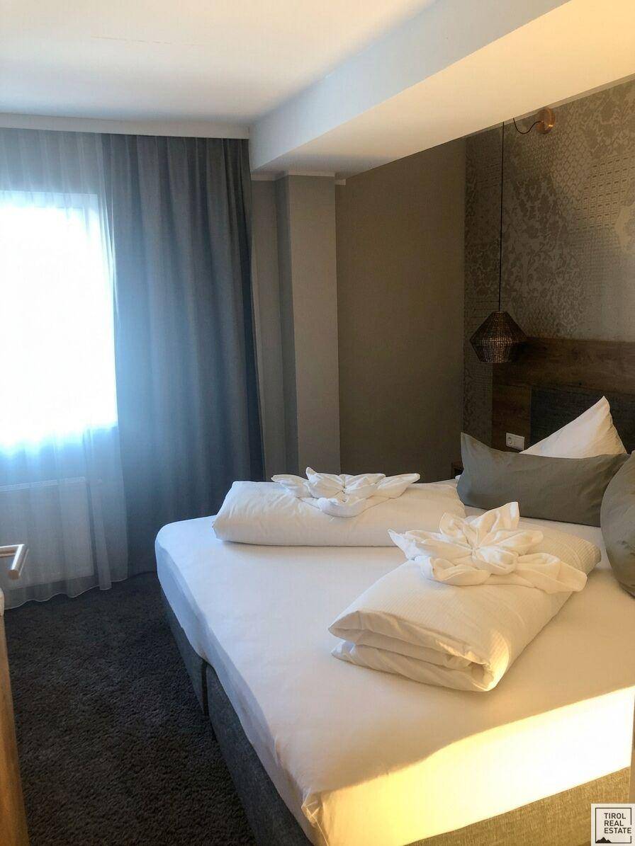 Helles Schlafzimmer mit Doppelbett und Teppichboden, ausgestattet für erholsame Nächte.