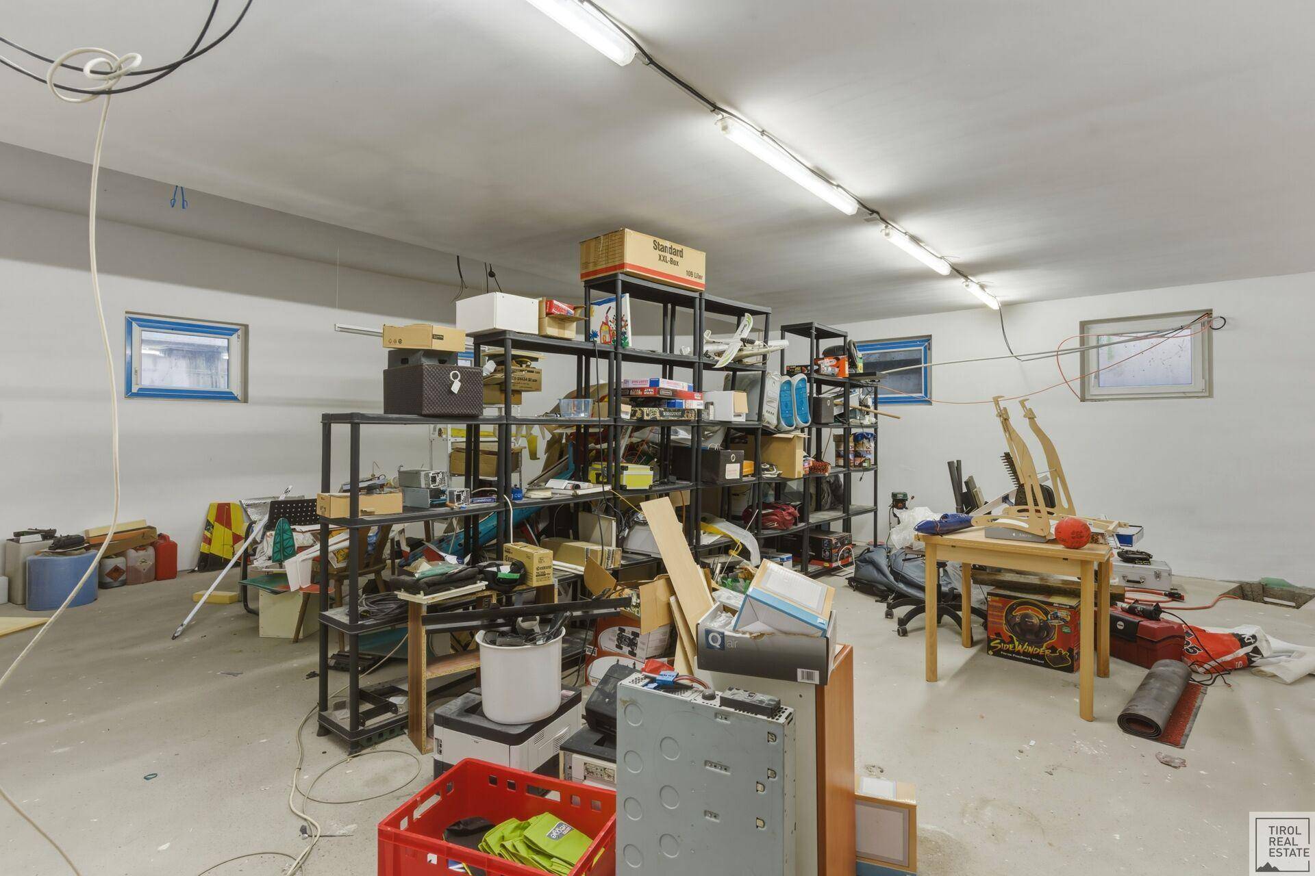 Geräumiger Kellerraum mit Regalen und viel Stauraum, ideal für Lagerung und Hobby.
