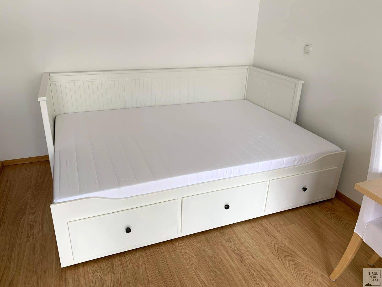 Weißes Tagesbett mit drei praktischen Schubladen und sauberer Matratze, ideal für Gäste oder als Schlafplatz.