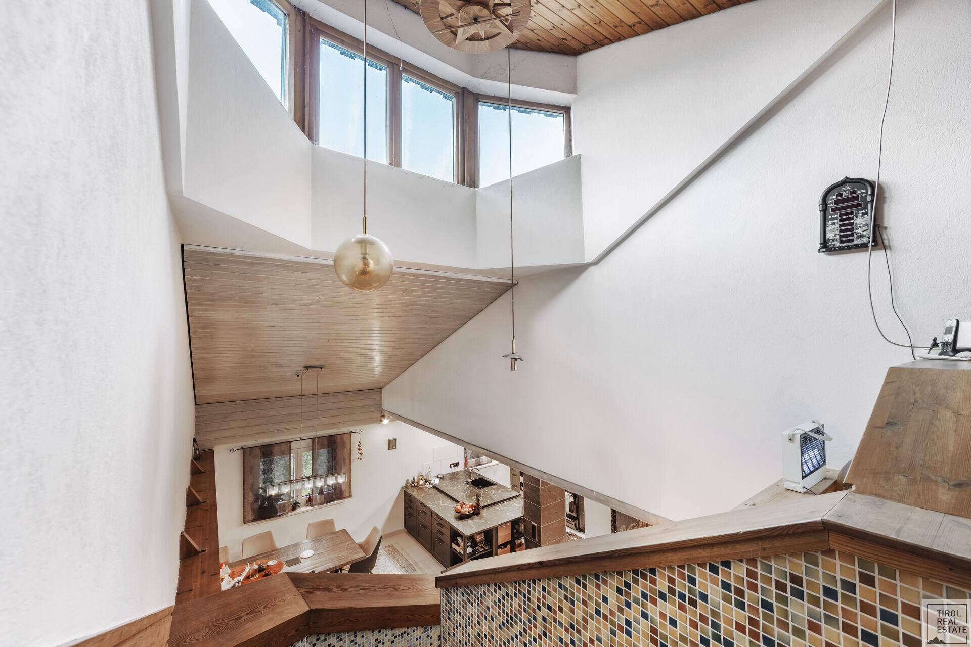 Blick von der oberen Etage auf den offenen Wohnbereich und die Küche.