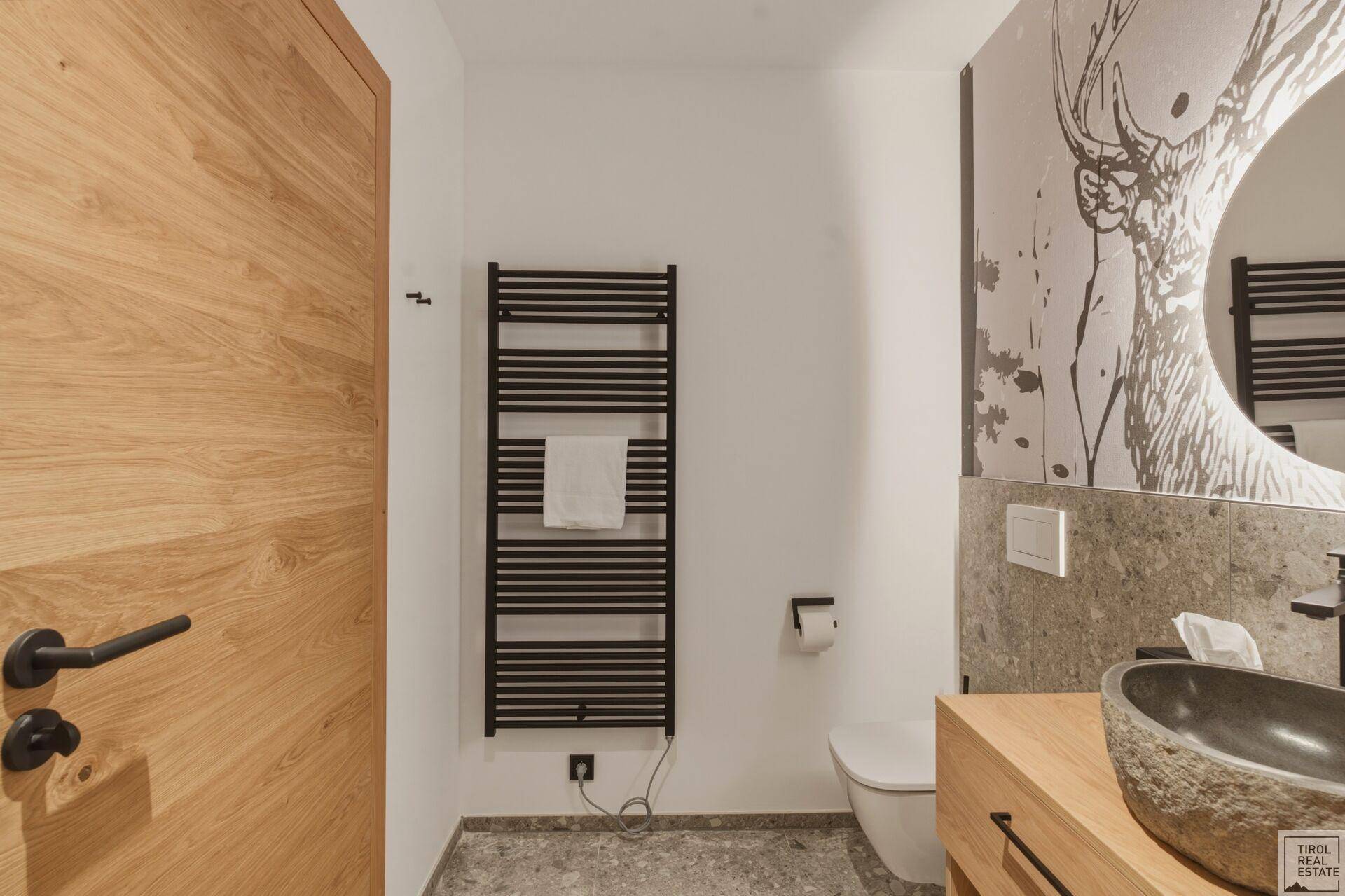 Separates WC mit beheiztem Handtuchhalter und modernem Design.