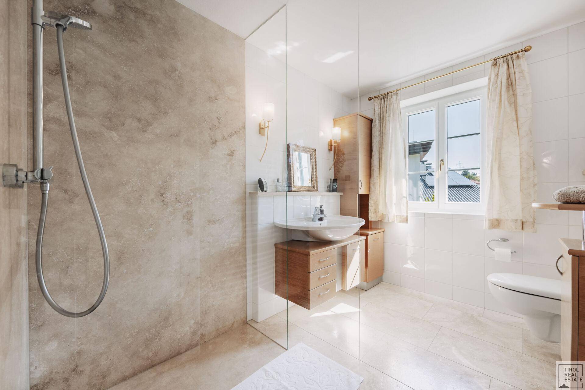 Sistrans_Badezimmer 1 mit Dusche