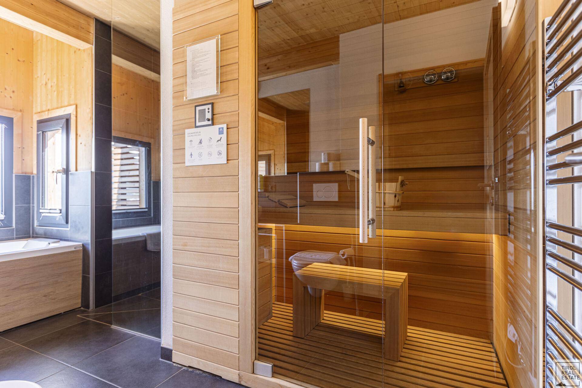 Badezimmer mit integrierter Sauna und Badewanne für Entspannung.