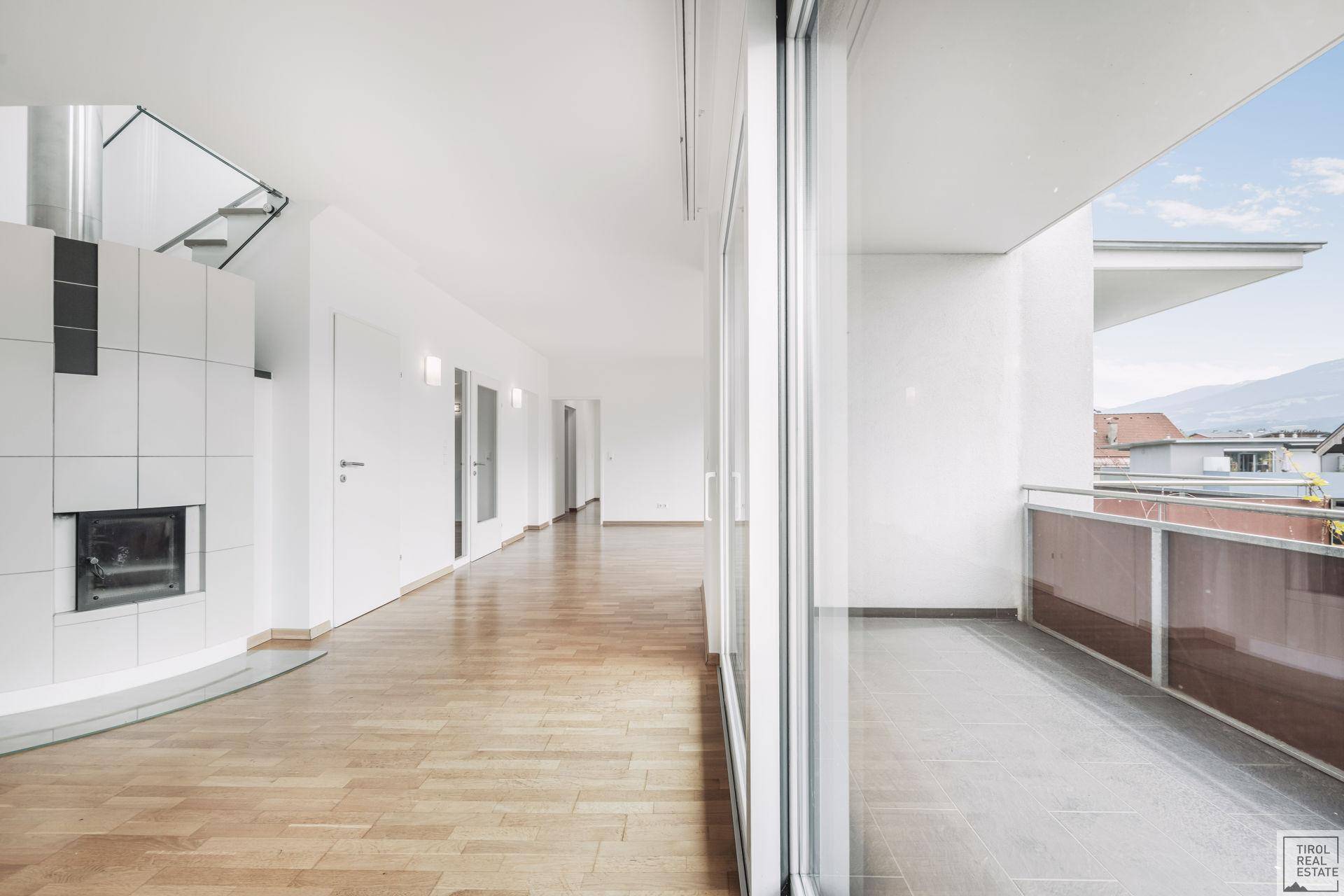 offener Wohn- und Essraum mit Südbalkon