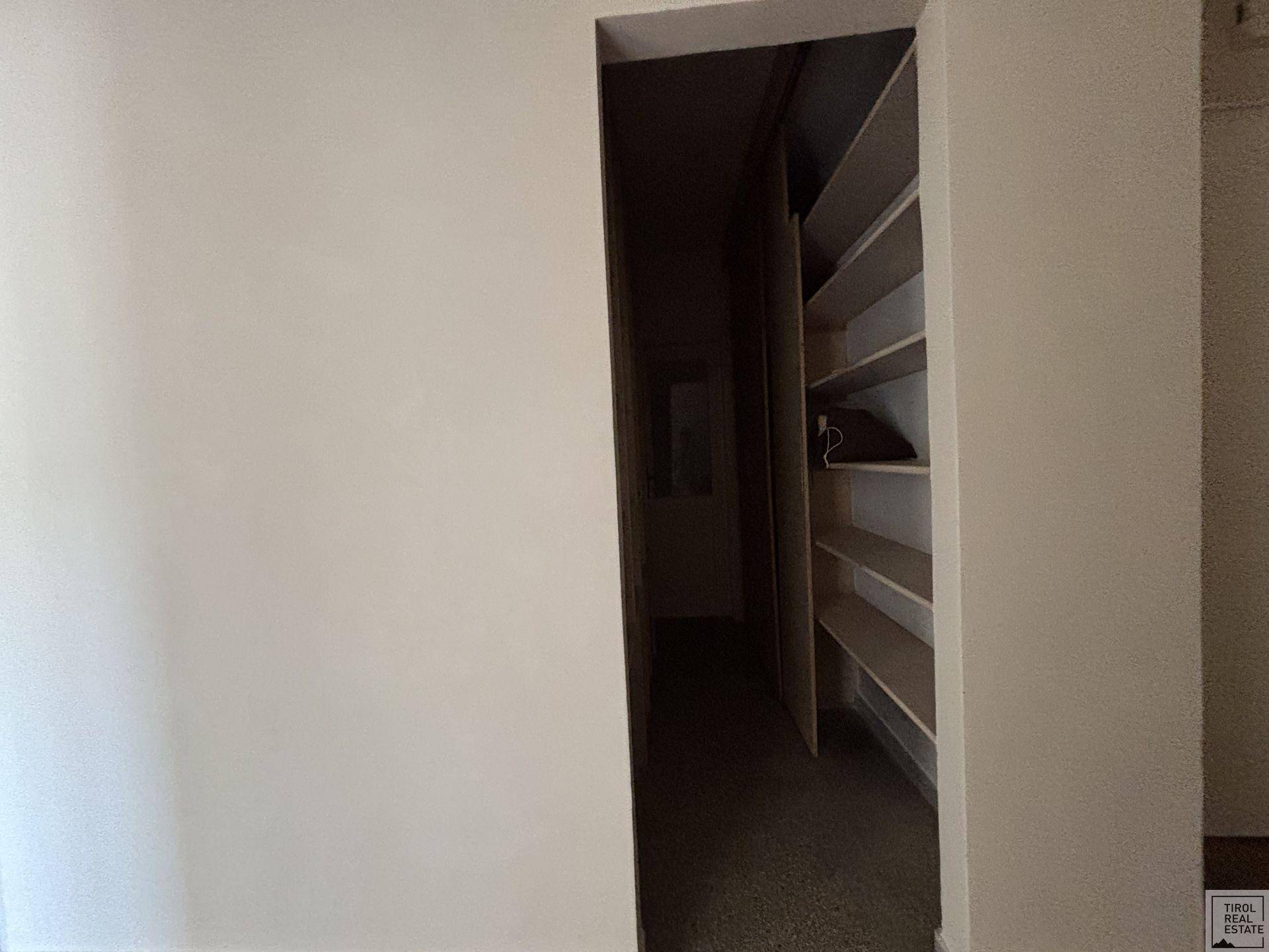Garderobe mit Zugang zu WC