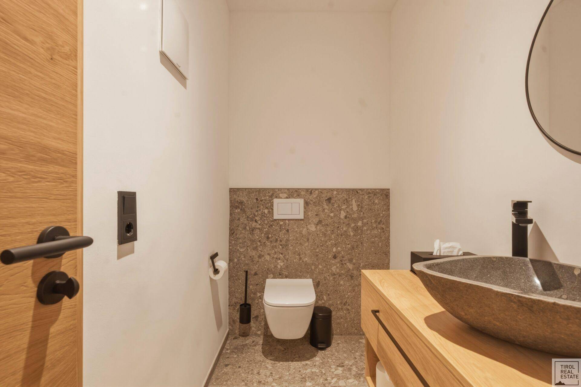 Stilvolles Gäste-WC mit modernem Waschbecken und Wand-WC.