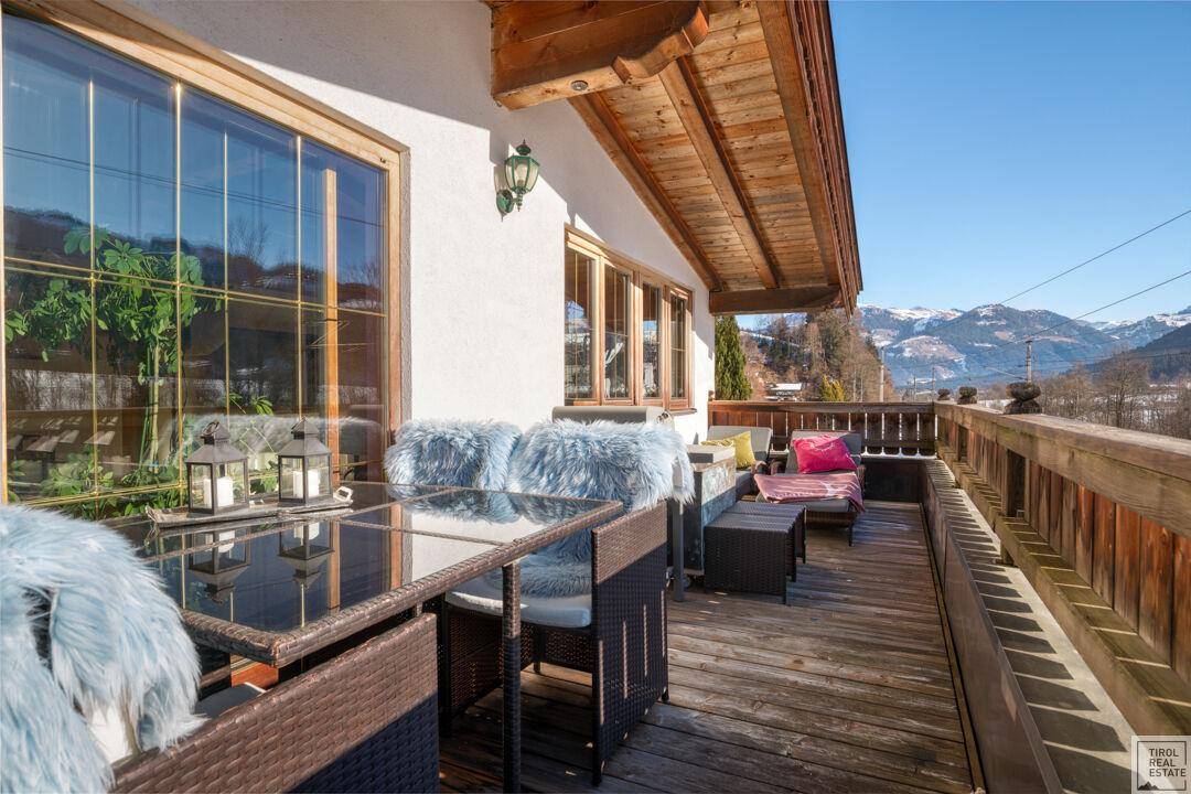 Großer Balkon mit Sitzgelegenheiten und atemberaubendem Panoramablick auf die Berge.