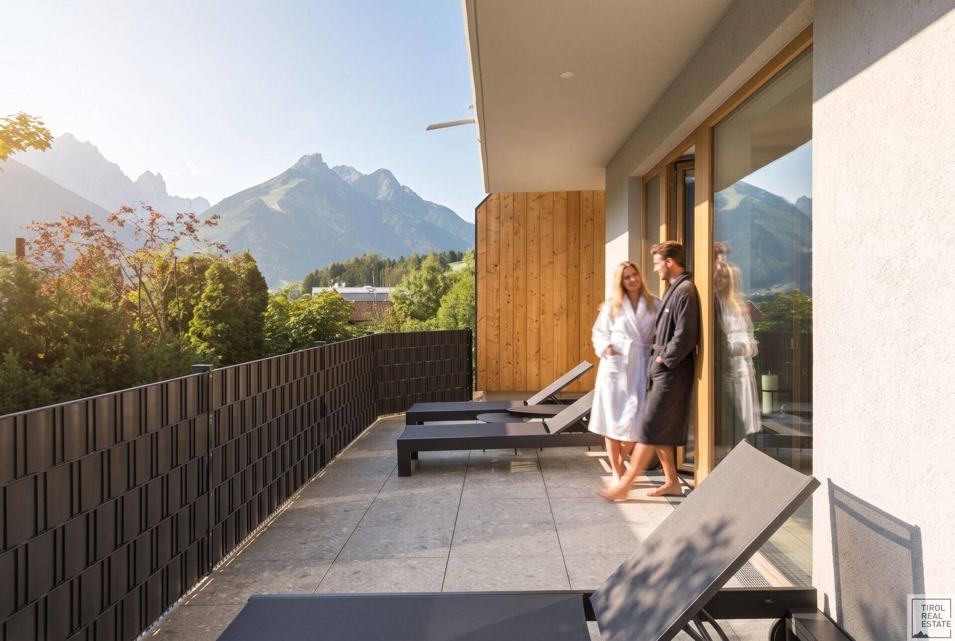 Große Sonnenterrasse mit Liegestühlen und beeindruckendem Bergblick.