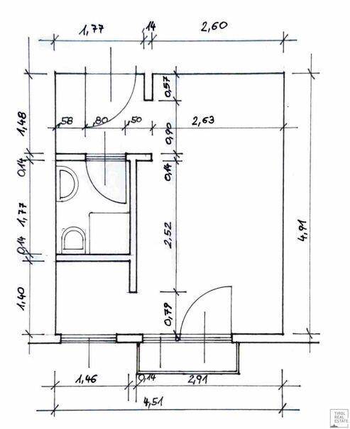 Handgezeichneter Grundriss mit Bemaßungen, der die Raumaufteilung und Proportionen darstellt.