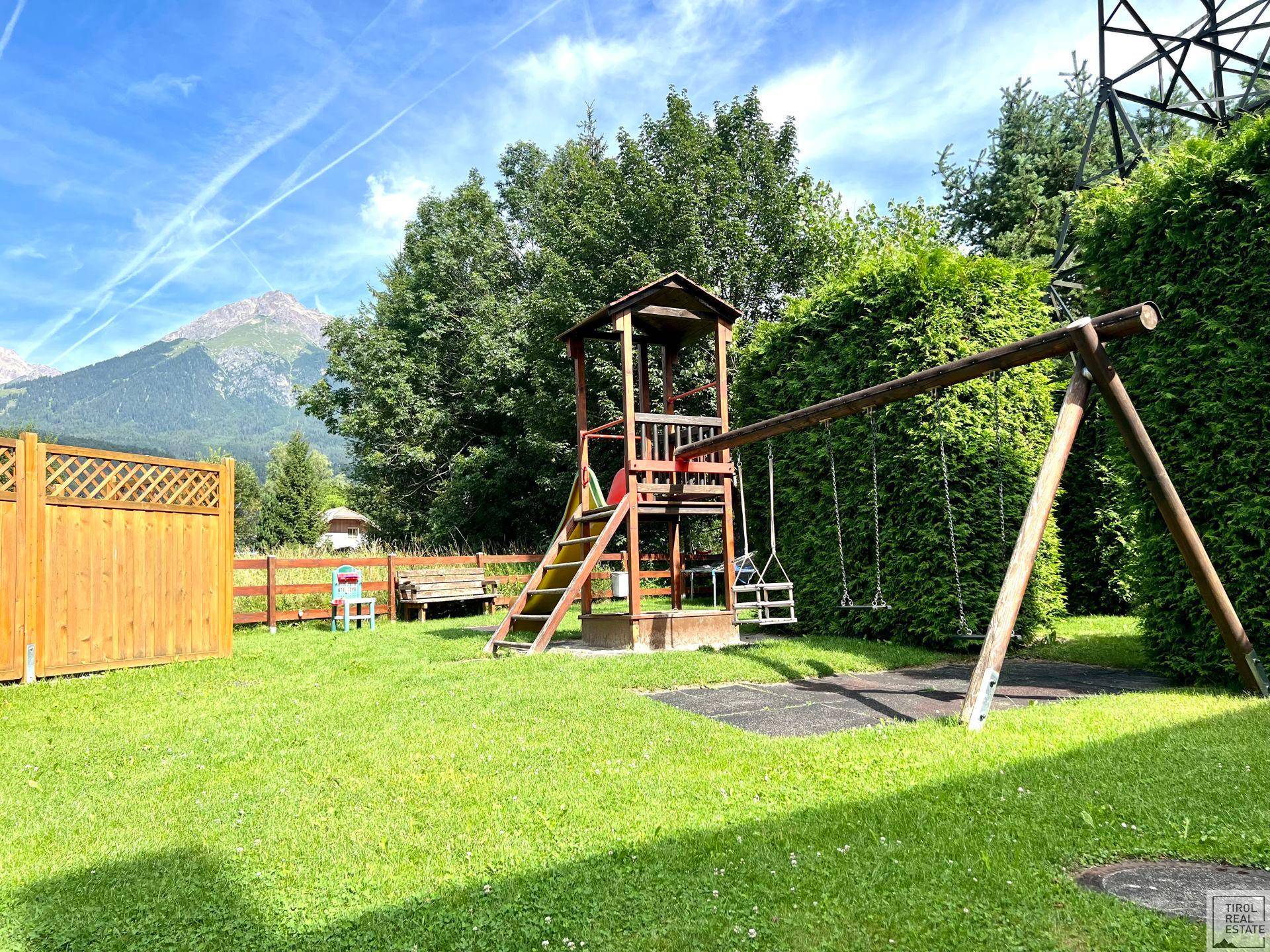 Grünfläche mit Spielplatz