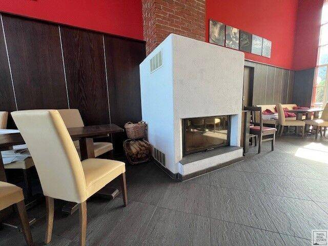 Essbereich mit einem modernen, freistehenden Kamin und eleganten Sitzgelegenheiten.