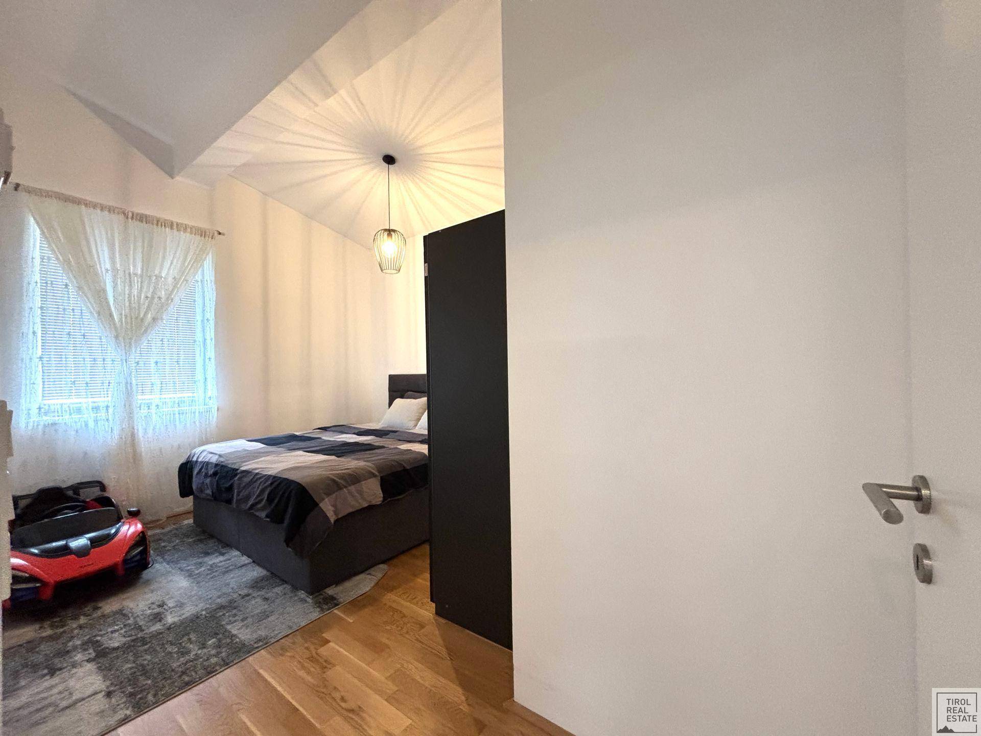 Schlafzimmer 1-1