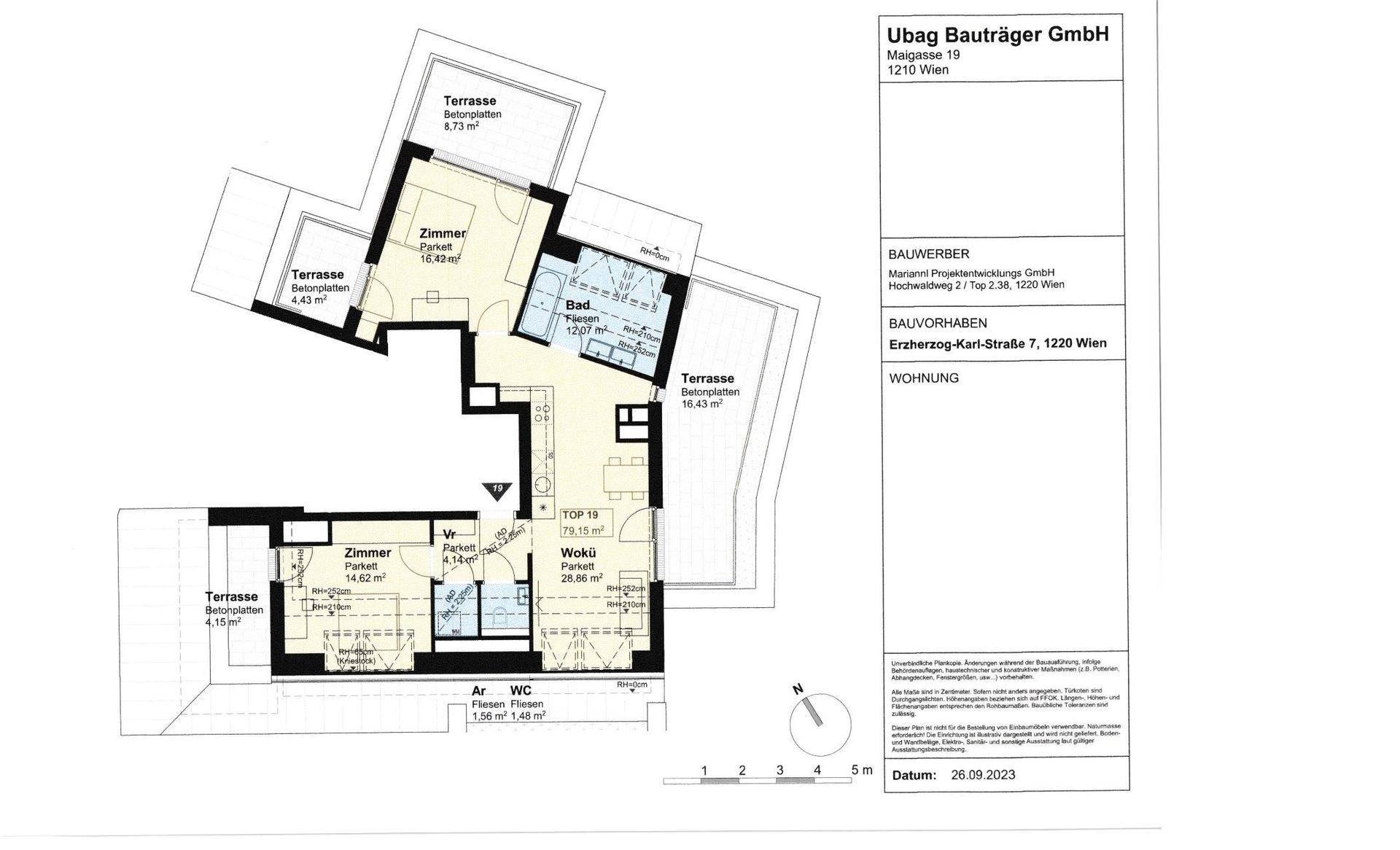 Detaillierter Grundriss einer Wohnung mit mehreren Zimmern, Bad und großzügigen Terrassenflächen.