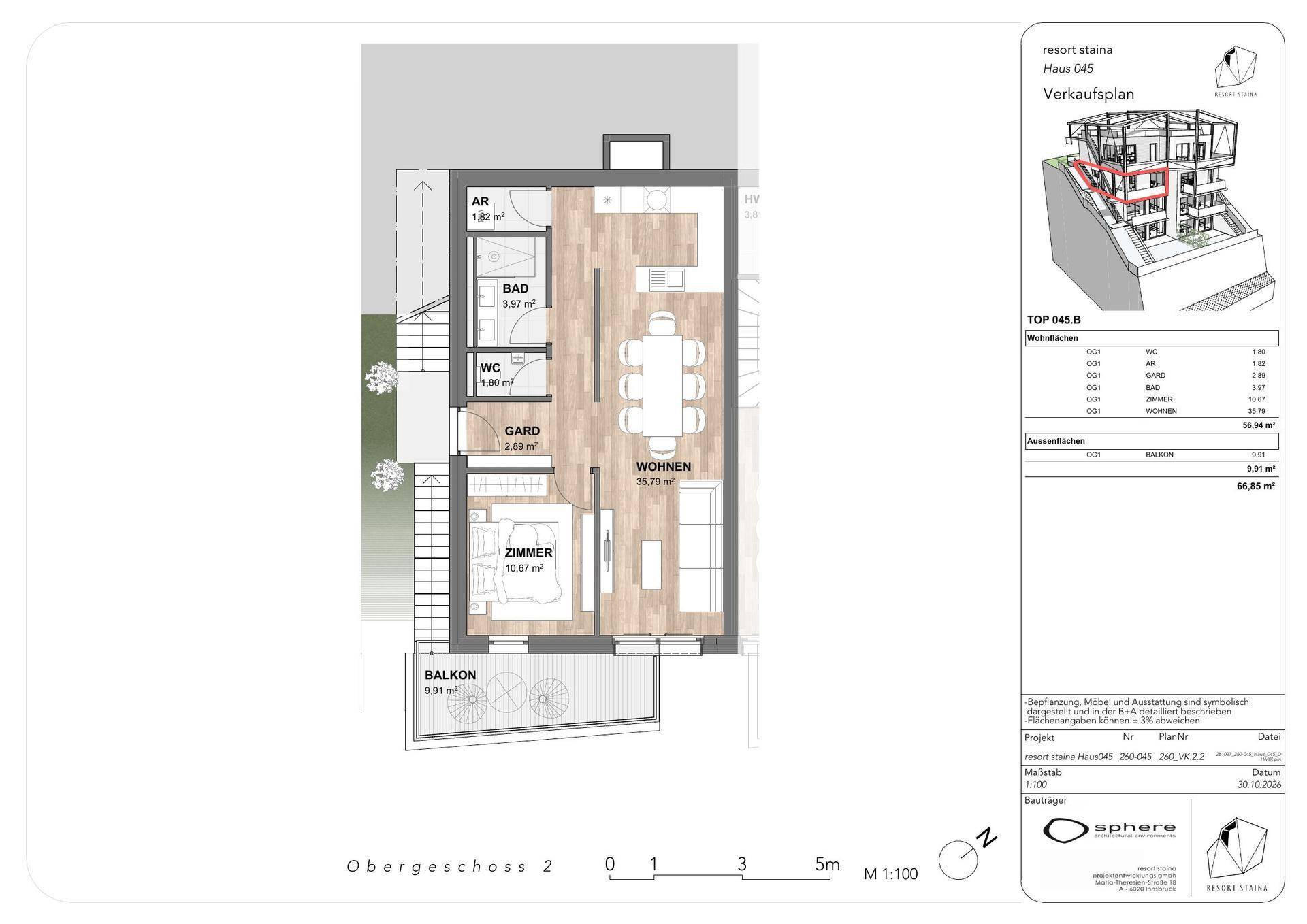 Grundriss einer Wohnung im Obergeschoss mit offenem Wohnbereich, Schlafzimmer, Bad und Balkon.