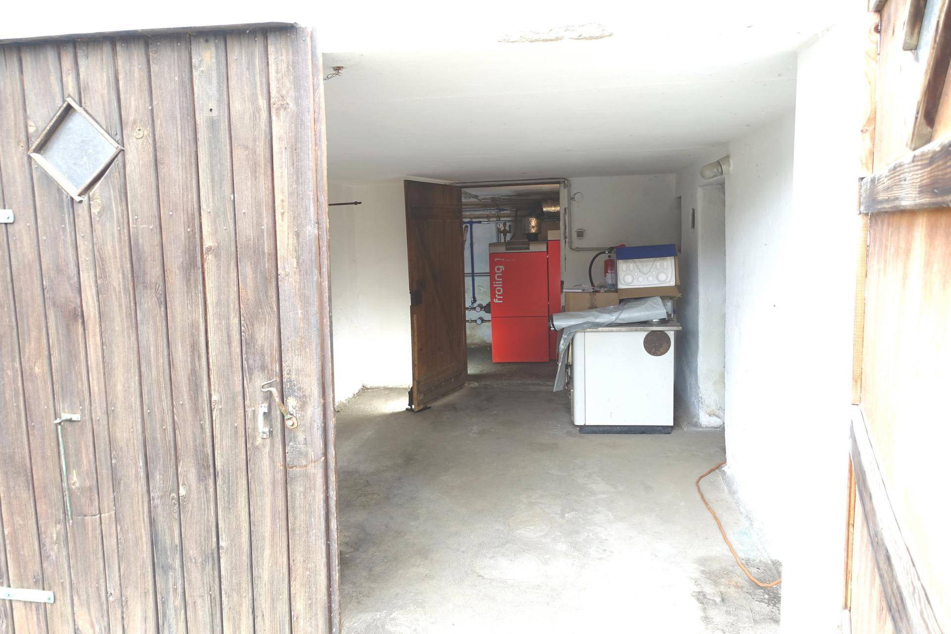 Garagenbereich mit Zugang zum Heizraum und Pelletkessel.
