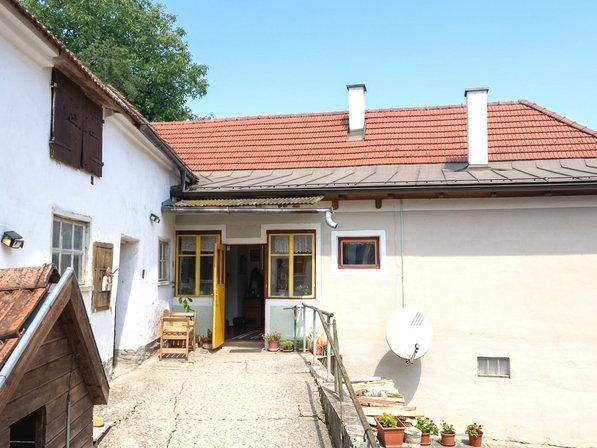 Innenhofbereich des Anwesens mit Zugang zum Haus und Satellitenschüssel.