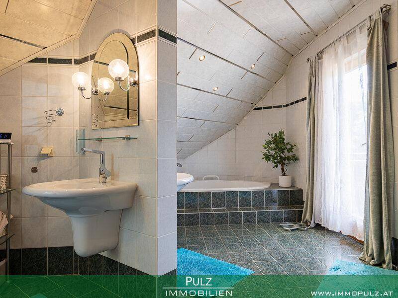Badezimmer mit Badewanne, Waschbecken und Fliesen in Grün- und Weißtönen.