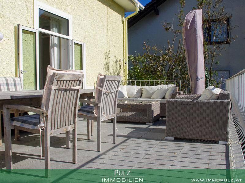 Große Terrasse mit Essbereich und Lounge-Möbeln, ideal für Entspannung im Freien.