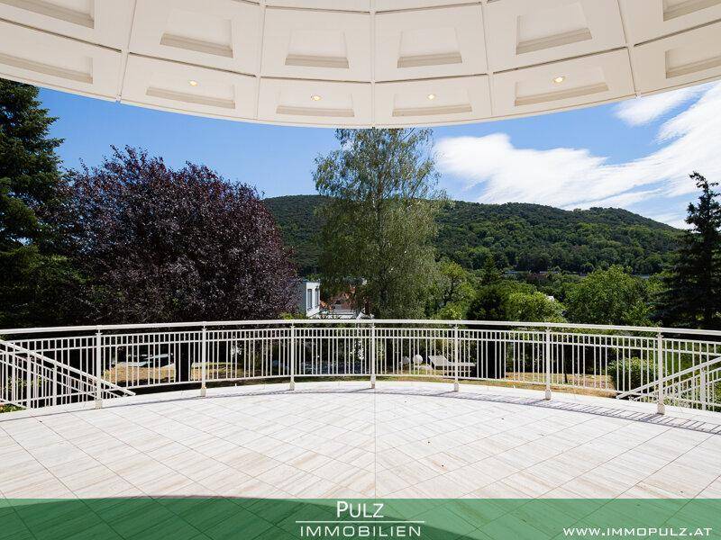 Weitläufiger Balkon mit Panoramablick auf die umliegende Hügellandschaft und Bäume.