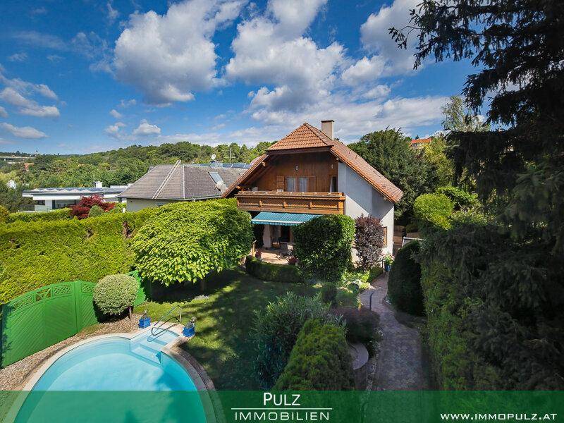 Vogelperspektive des Hauses mit weitläufigem Garten, Pool und umgebender grüner Landschaft.