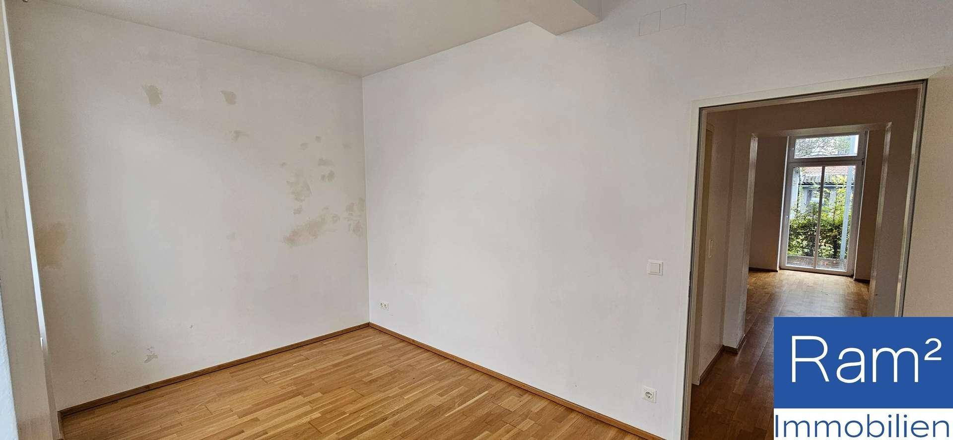 Helles Zimmer mit Parkettboden und weißen Wänden, ideal als Schlaf- oder Arbeitszimmer.