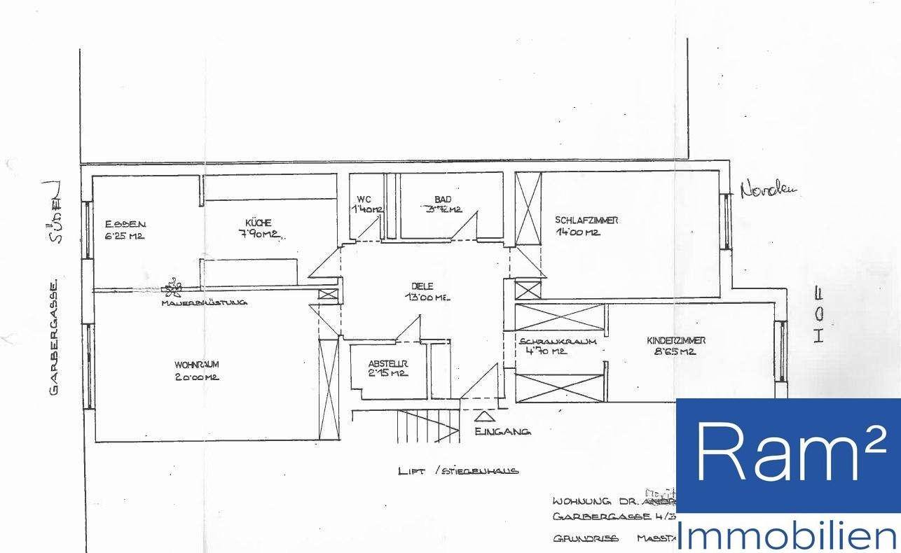 Detaillierter Grundriss der Wohnung mit Wohnzimmer, Küche, Bad und Schlafzimmern.