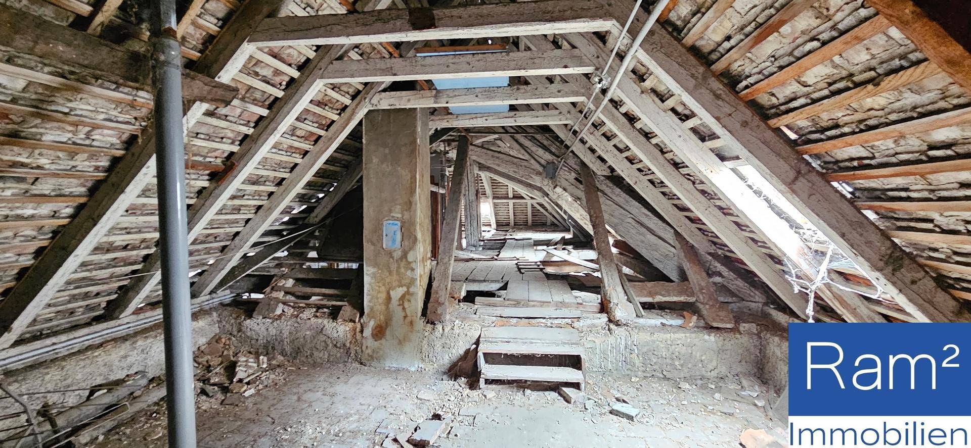 Geräumiger Dachboden mit alter Holzkonstruktion und viel Potenzial für einen zukünftigen Ausbau.
