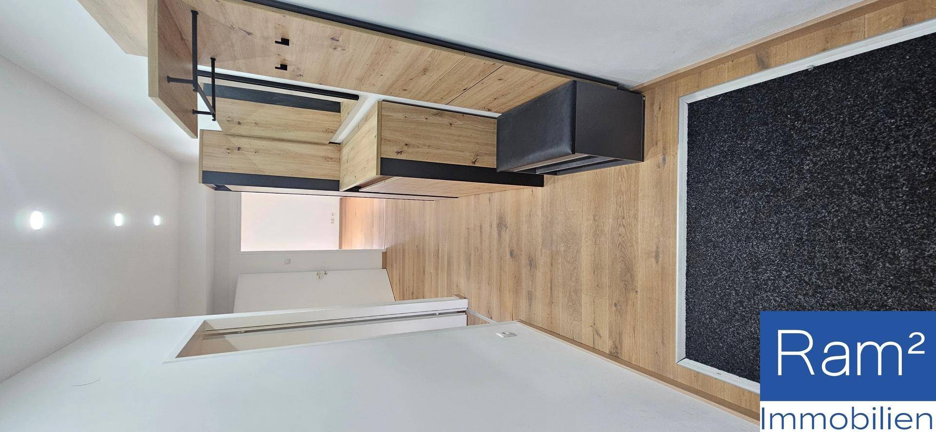 Schlafzimmer mit Holzfußboden und praktischen Einbauschränken.