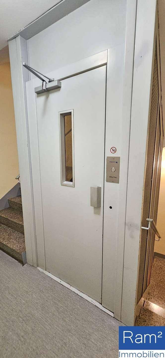 Moderner Aufzug im Treppenhaus, der bequemen Zugang zu den Etagen bietet.