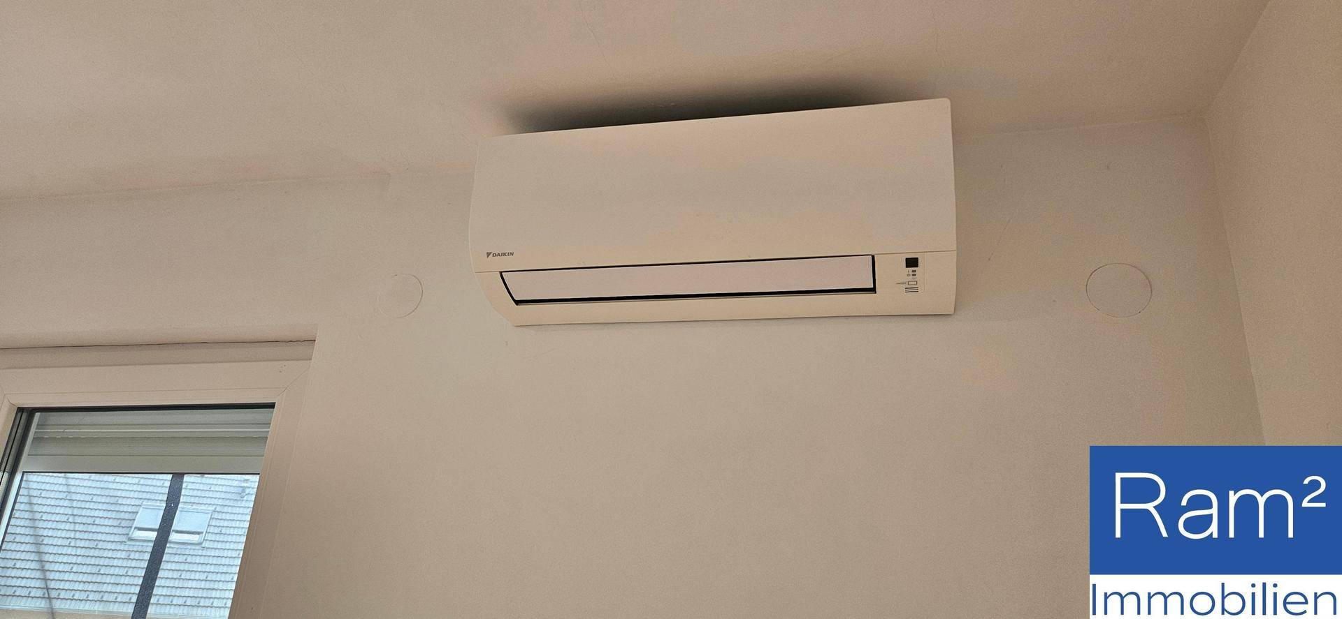 Nahaufnahme einer modernen Klimaanlage an einer weißen Wand.