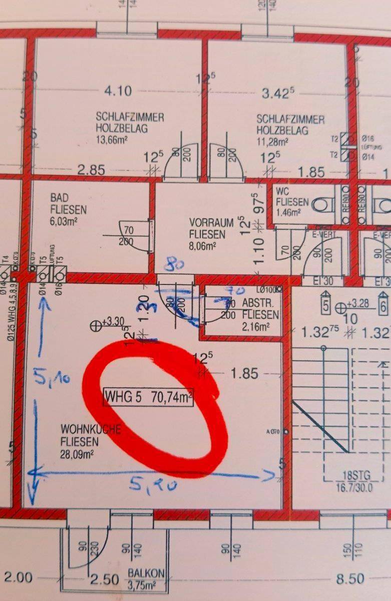 Grundriss einer Wohnung mit Wohnküche, Schlafzimmern und Balkon.