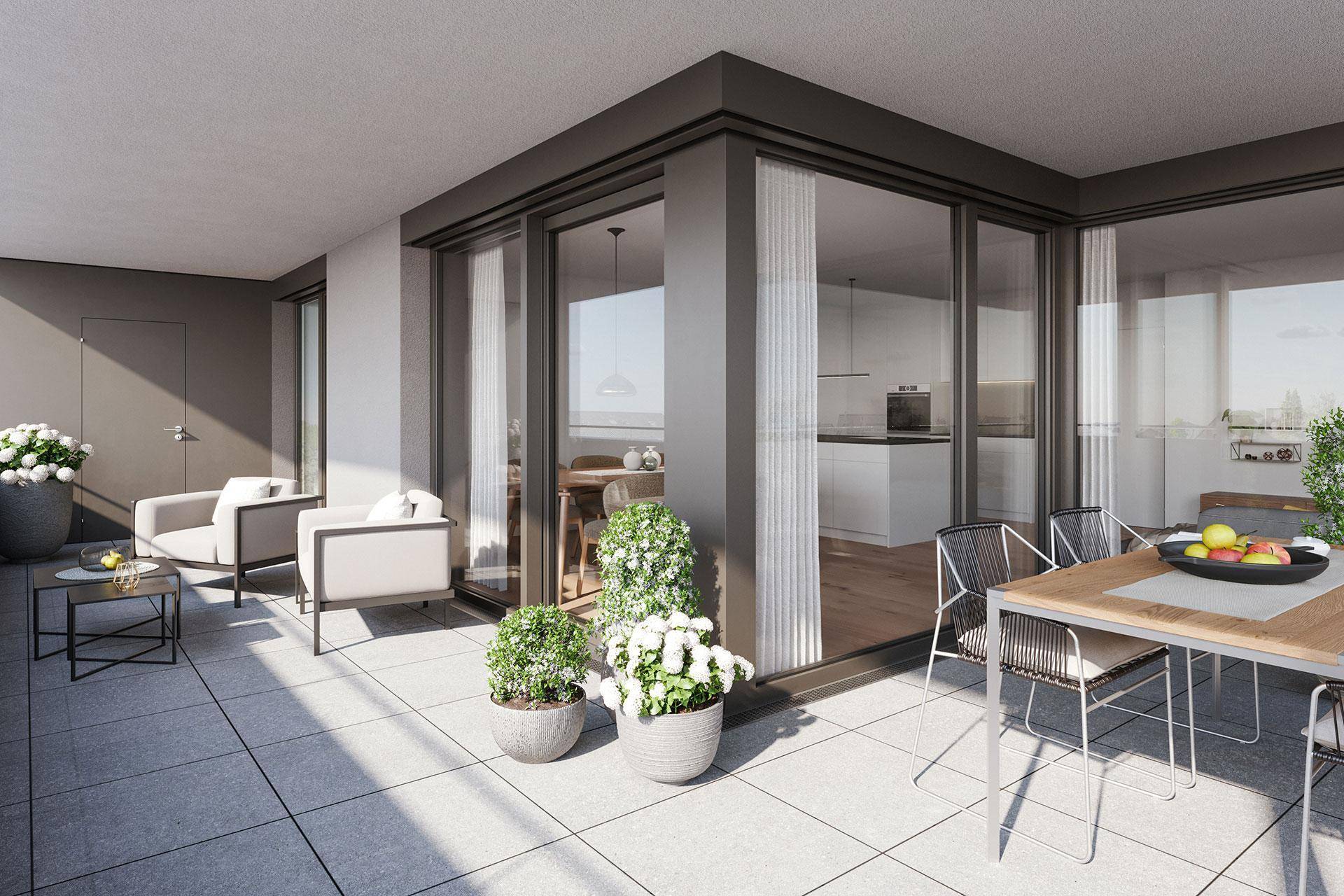 Großzügige Terrasse mit modernen Fliesen, Sitzgelegenheiten und Zugang zum Innenbereich.