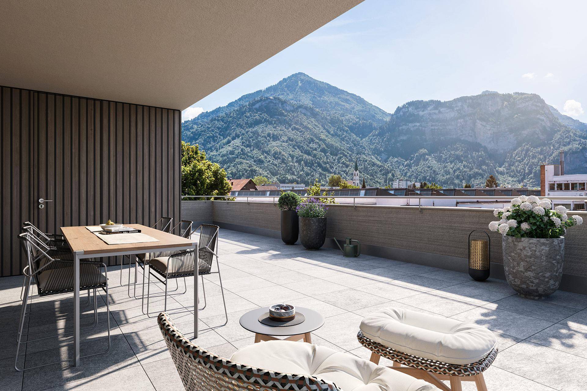Geräumige Terrasse mit Esstisch, Lounge-Möbeln und beeindruckendem Bergblick.