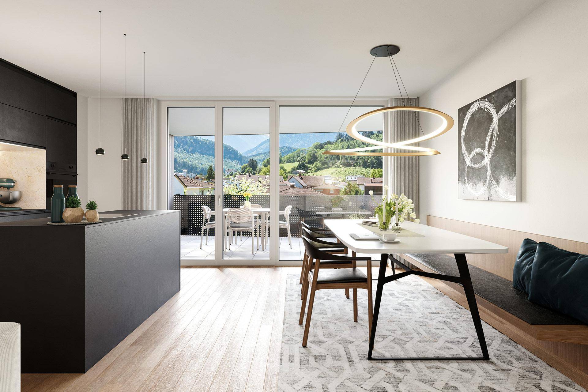 Heller offener Wohn-Essbereich mit moderner schwarzer Küche, Holzboden und großem Balkon mit Bergblick.