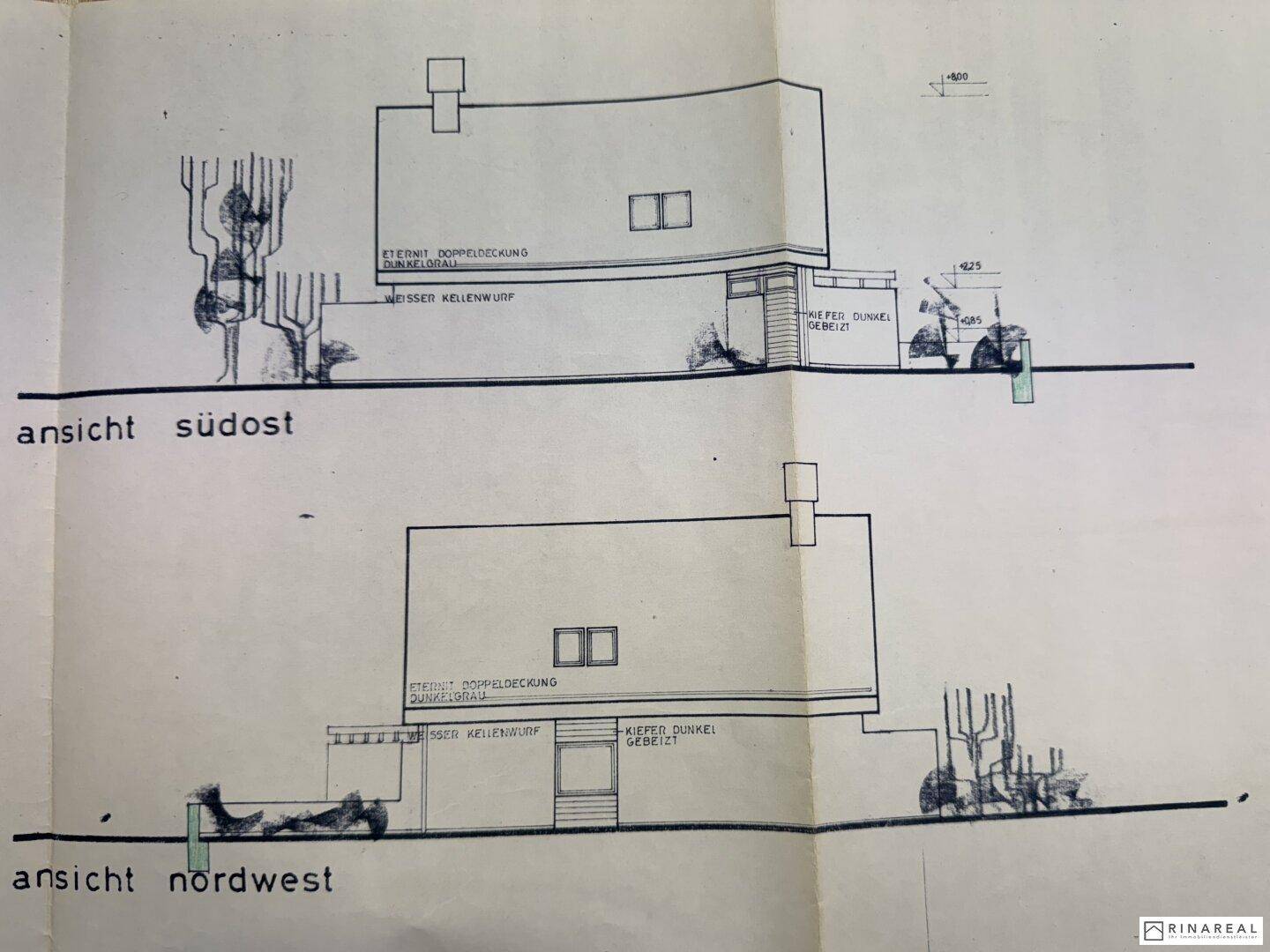 Ansichten des Hauses von Südost und Nordwest mit Fassadengestaltung und Dachform.