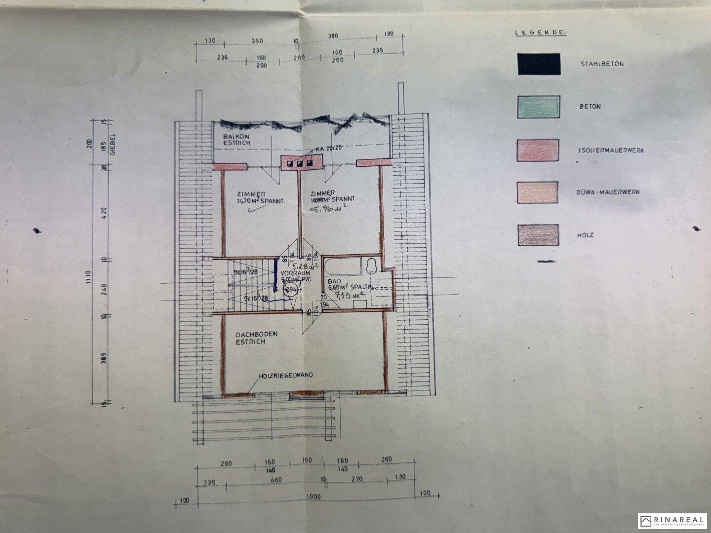 Grundriss des Obergeschosses mit Schlafzimmern, Bad und Balkon.