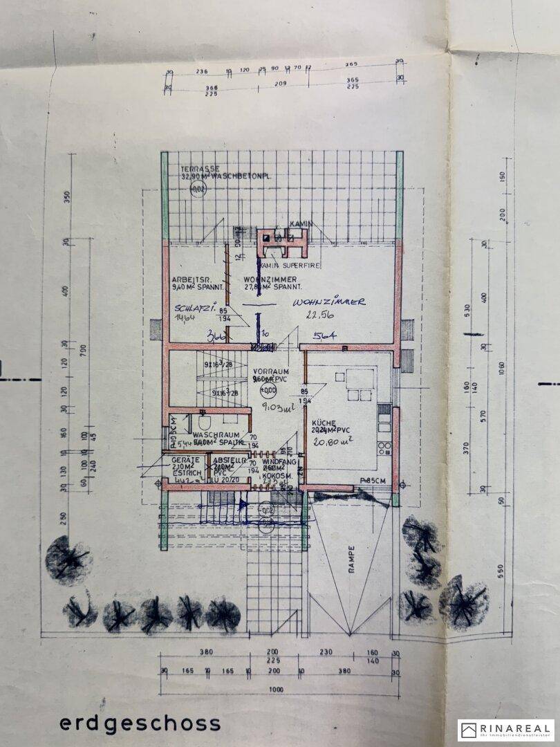 Grundriss des Erdgeschosses mit Wohnzimmer, Küche und Terrasse.