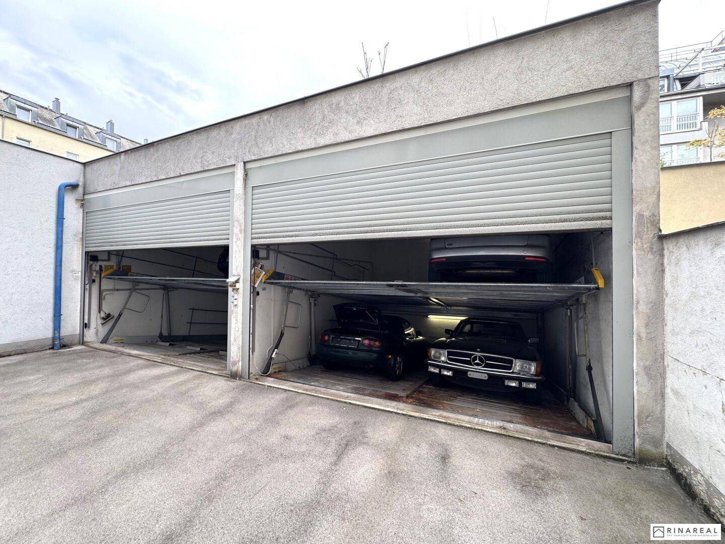 Zwei Garagenstellplätze mit mechanischen Parksystemen, die eine effiziente Nutzung des Raumes ermöglichen.